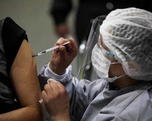 Bolivia refuerza vacunación masiva tras una jornada con 69 fallecidos