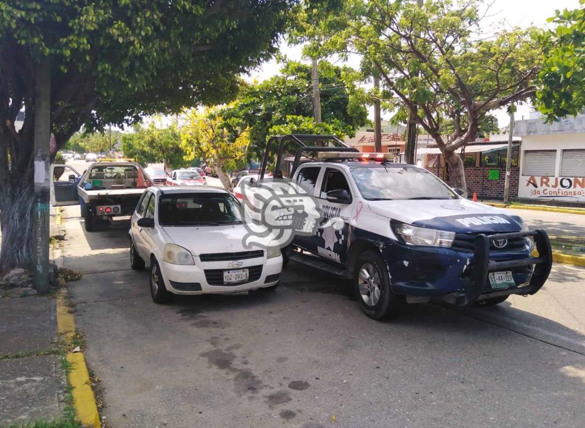 Abandonan coche tras ser robado en la Benito Juárez Sur