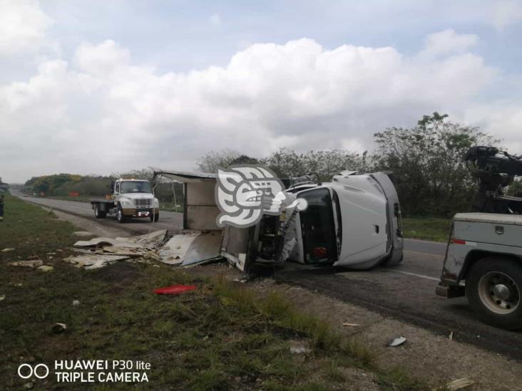 Vuelca camión cargado de pollos en Las Choapas-Ocozocoautla; se desata rapiña