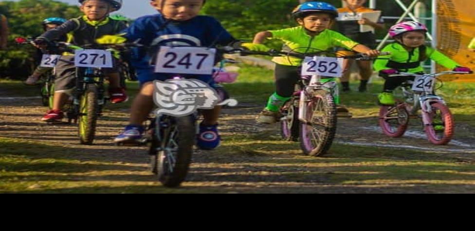 Ciclistas infantiles a la carrera “A todo terreno” en Nanchital