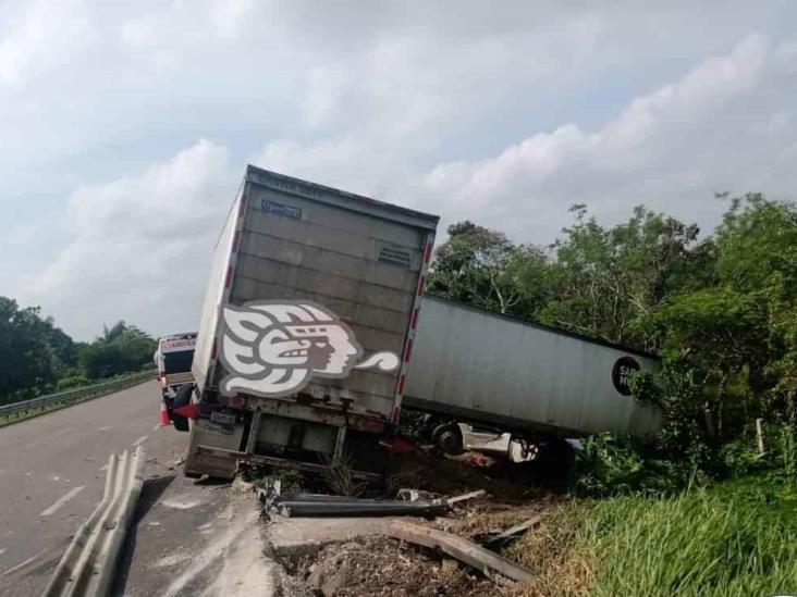 Vuelca camión cargado de pollos en Las Choapas-Ocozocoautla; se desata rapiña