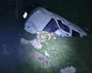 Camioneta cae a barranco en Las Choapas; 2 muertos