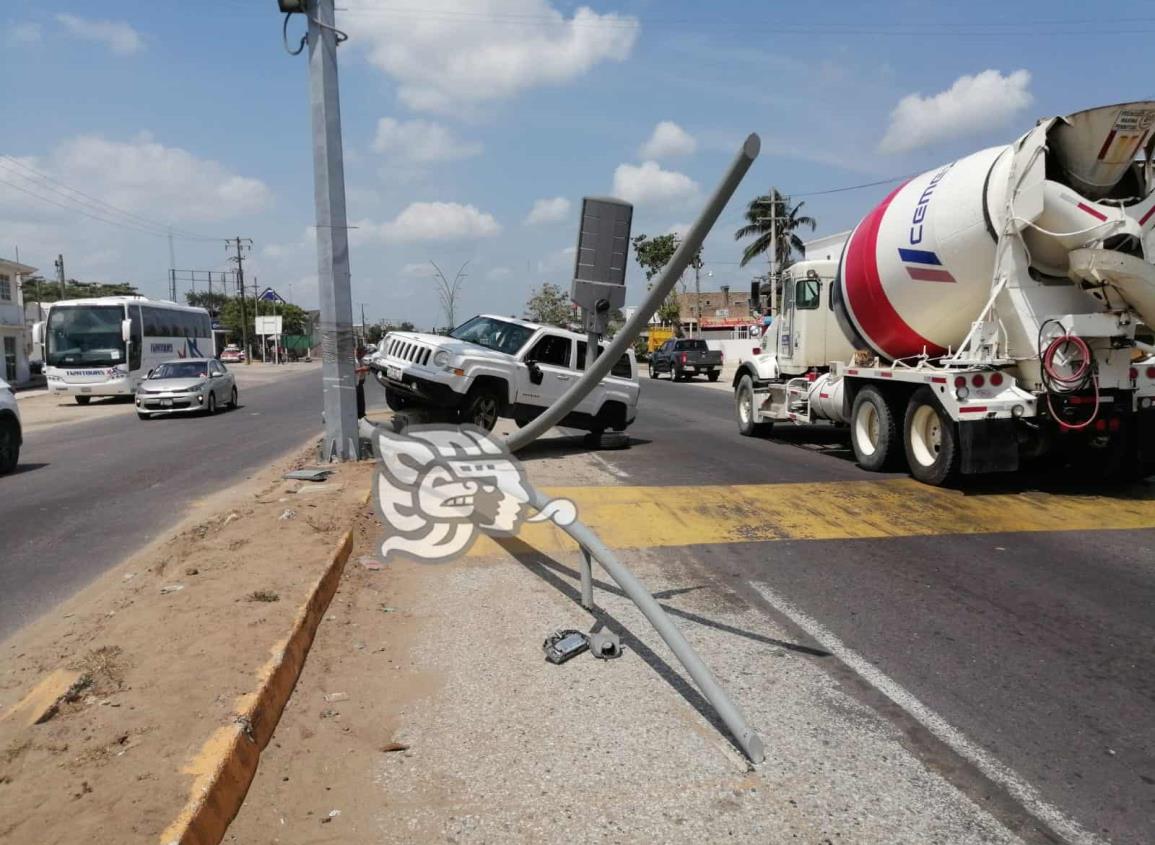 Camioneta se estampa contra luminaria en Coatzacoalcos