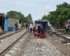Por inclemencias del tiempo y operativos, migrantes se resguardan en vías del tren