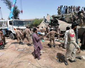 Suman 63 muertos por choque de trenes en Pakistán