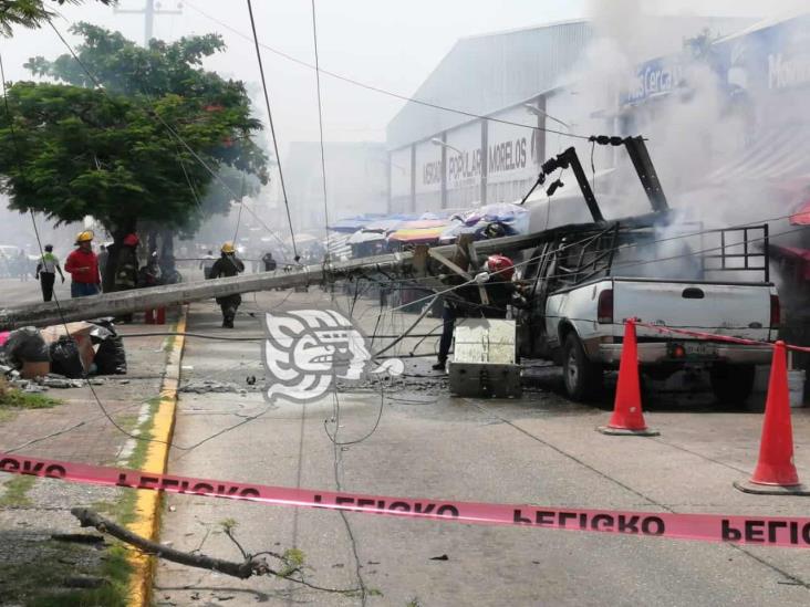 A un lado del mercado Morelos, cae poste de CFE sobre camioneta y se incendia
