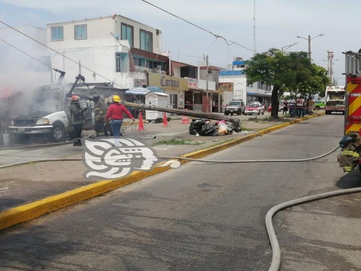 A un lado del mercado Morelos, cae poste de CFE sobre camioneta y se incendia
