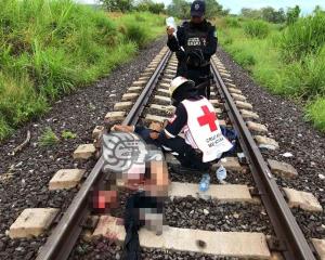 Dos hondureños terminan mutilados tras caer del tren en zona sur