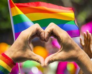 Bandera del orgullo se actualiza con nuevos colores para ser más inclusiva