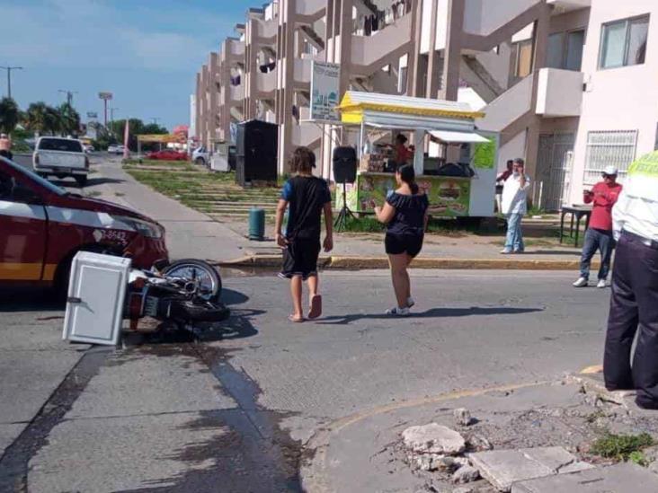Motociclista resulta lesionado tras impactar con taxi en fraccionamiento de Veracruz