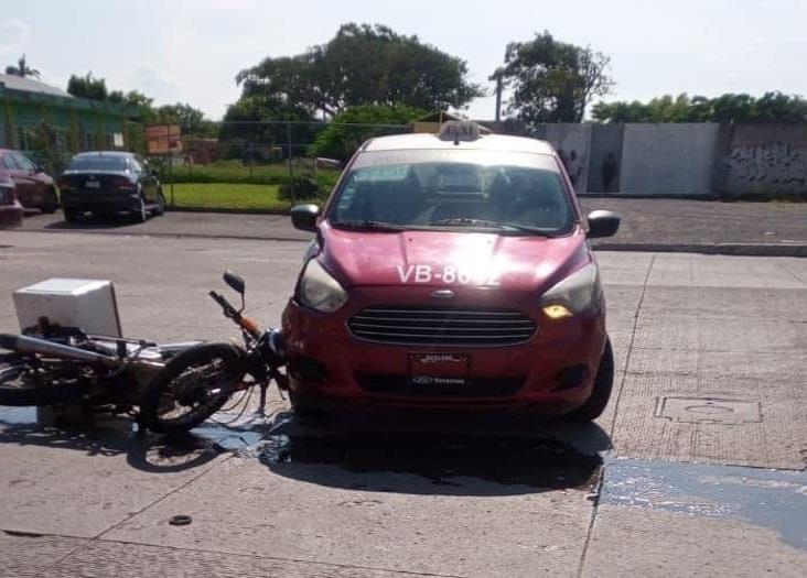 Motociclista resulta lesionado tras impactar con taxi en fraccionamiento de Veracruz