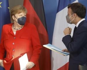 Merkel y Macron instan a endurecer medidas contra la variante Delta