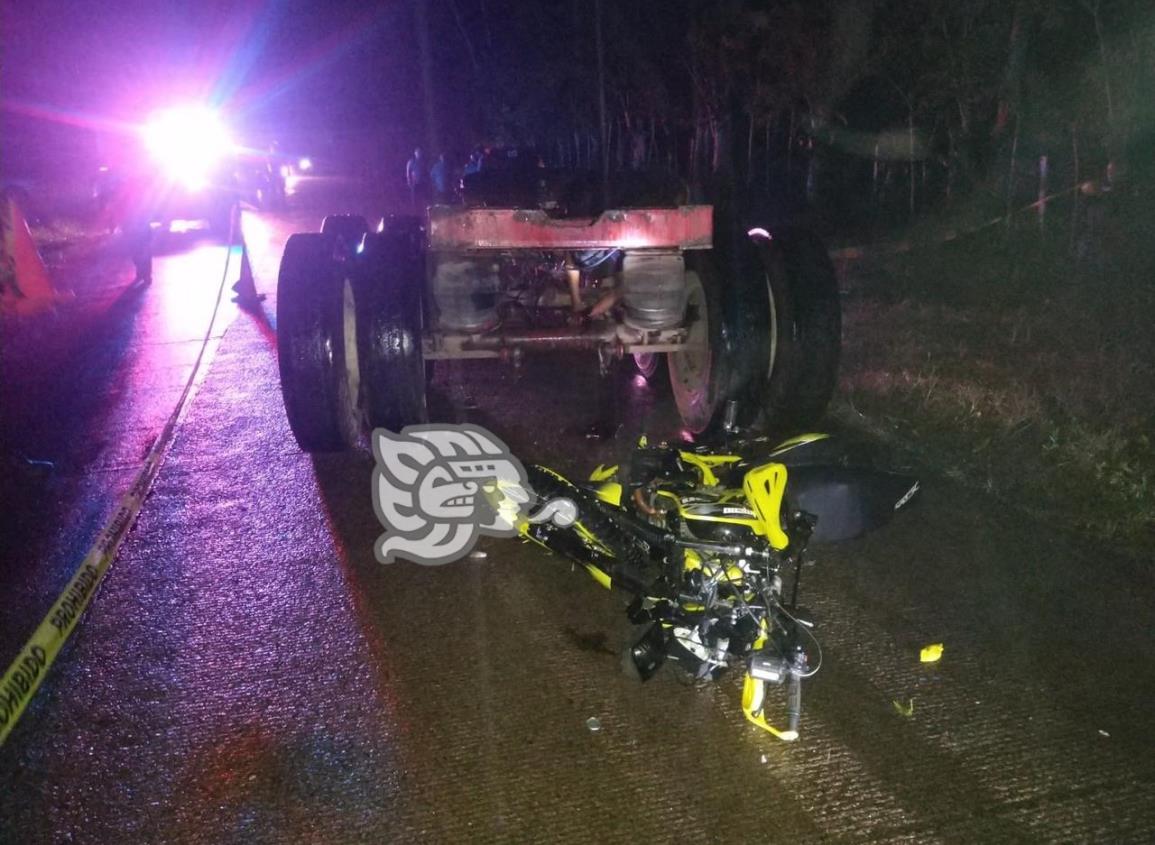 Muere motociclista en Uxpanapa tras impactar dolly estacionado