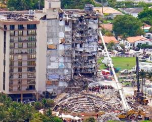 Aumentan a 90 los muertos por derrumbe de edificio en Miami