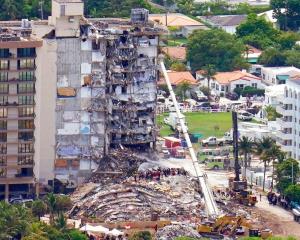 Cinco muertos tras derrumbe de edificio en Miami; 156 desaparecidos