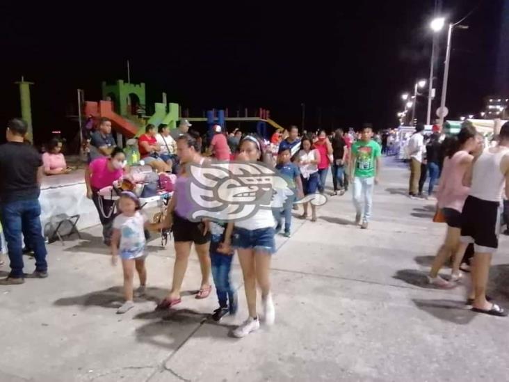 Sin temor a tercera ola de contagios, salen a pasear al malecón de Coatzacoalcos