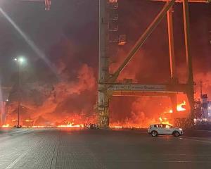 Se registra fuerte incendio en puerto Jebel Ali de Dubai