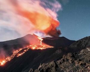 Volcán Etna hace erupción en Sicilia y soprende a habitantes
