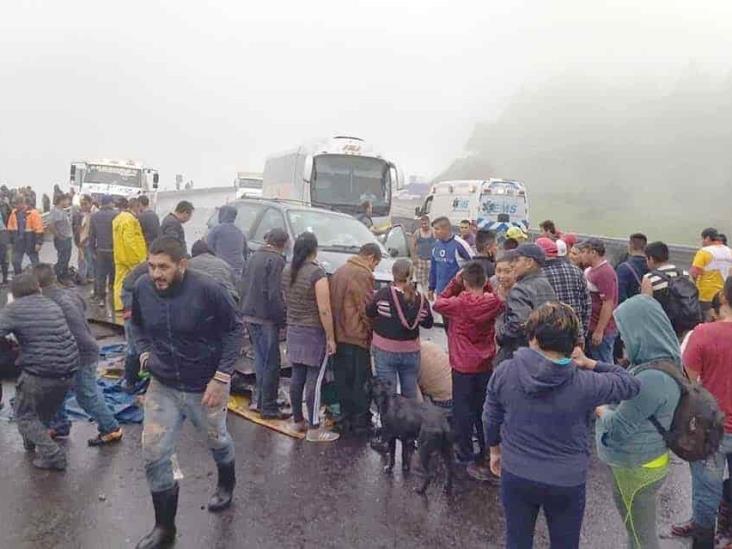 Tráiler se queda sin frenos en libramiento Xalapa-Perote; lugareños cometen rapiña
