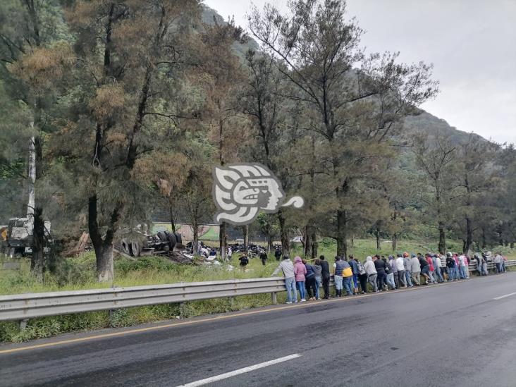 Tráiler cargado de papel higiénico vuelca en autopista Córdoba-Puebla