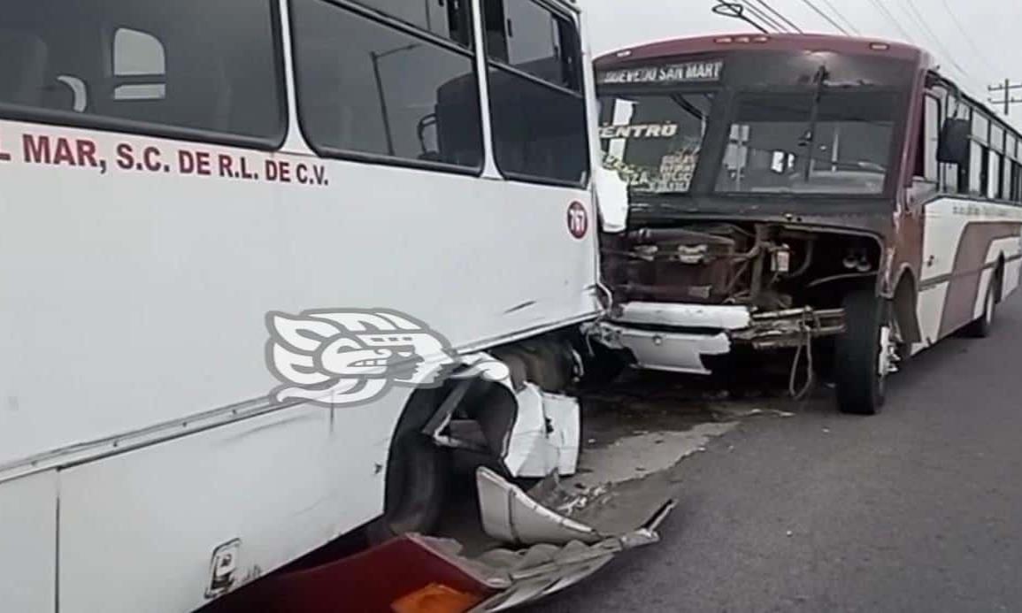 Autobús se impacta contra unidad estacionada,Cuatro personas salieron lesionadas