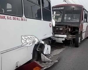 Autobús se impacta contra unidad estacionada,Cuatro personas salieron lesionadas