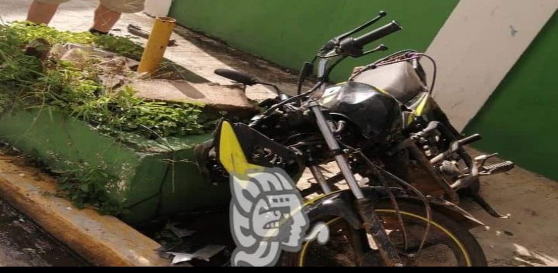 Motorepartidor de tortillas herido tras un choque en Acayucan