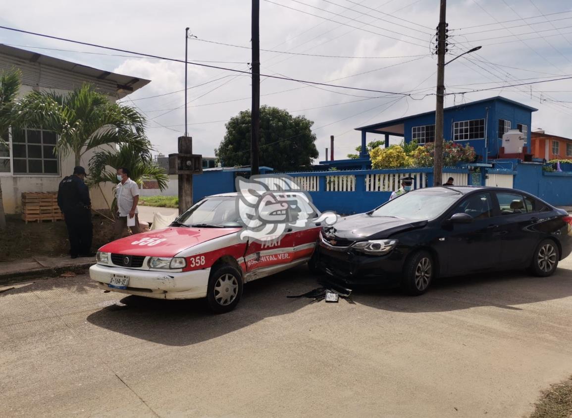 Daños materiales dejó el choque entre un cavalier y taxi en Nanchital