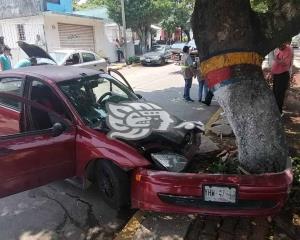 Estampan vehículo contra árbol; 3 mujeres lesionadas