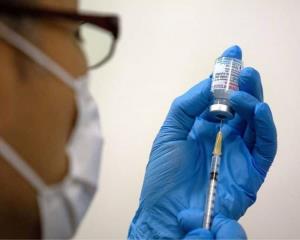 Suspenden en Japón nuevos lotes de vacunas covid de Moderna