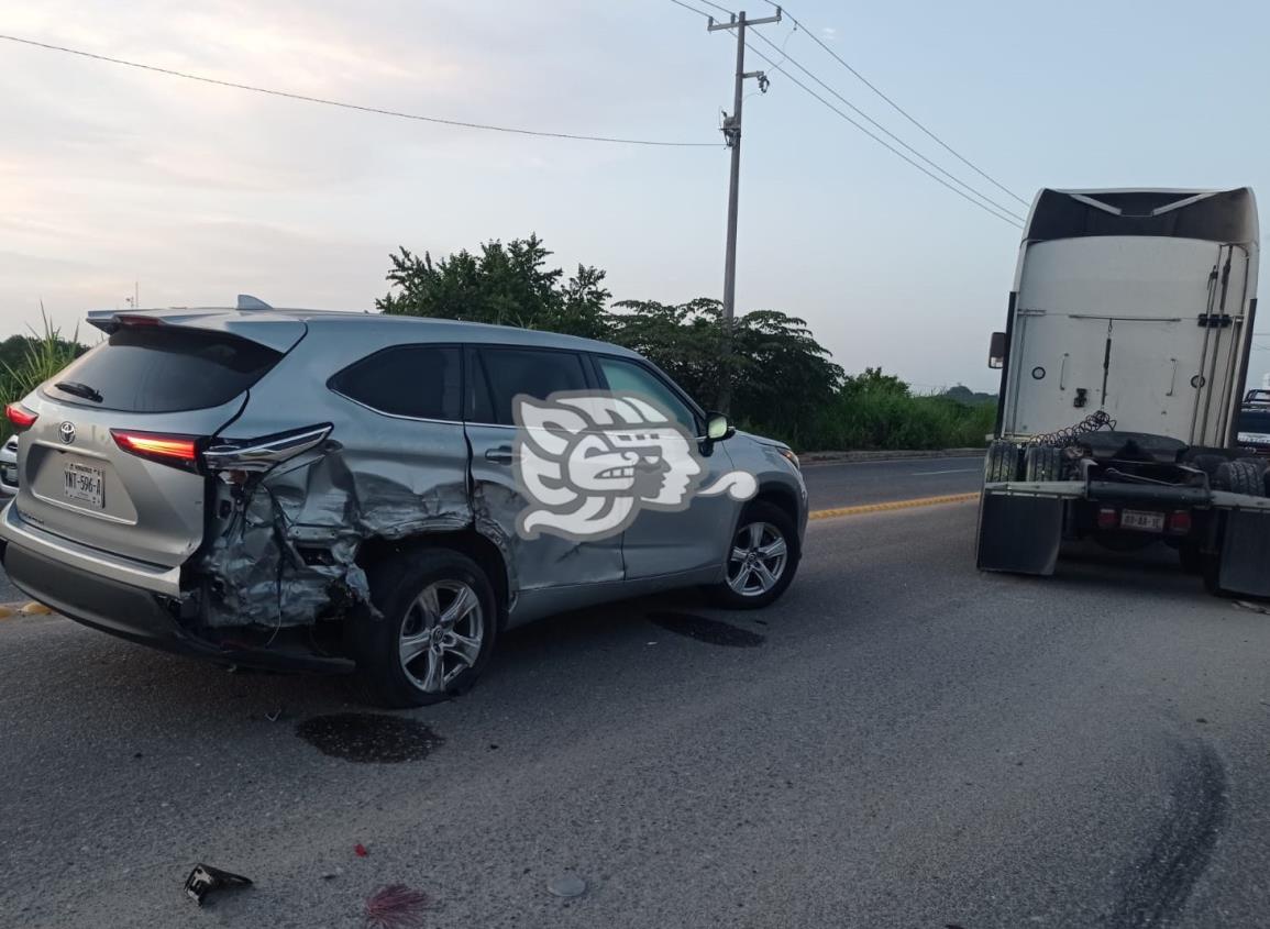 Tracto camión arrastró una camioneta cerca de las vías del tren