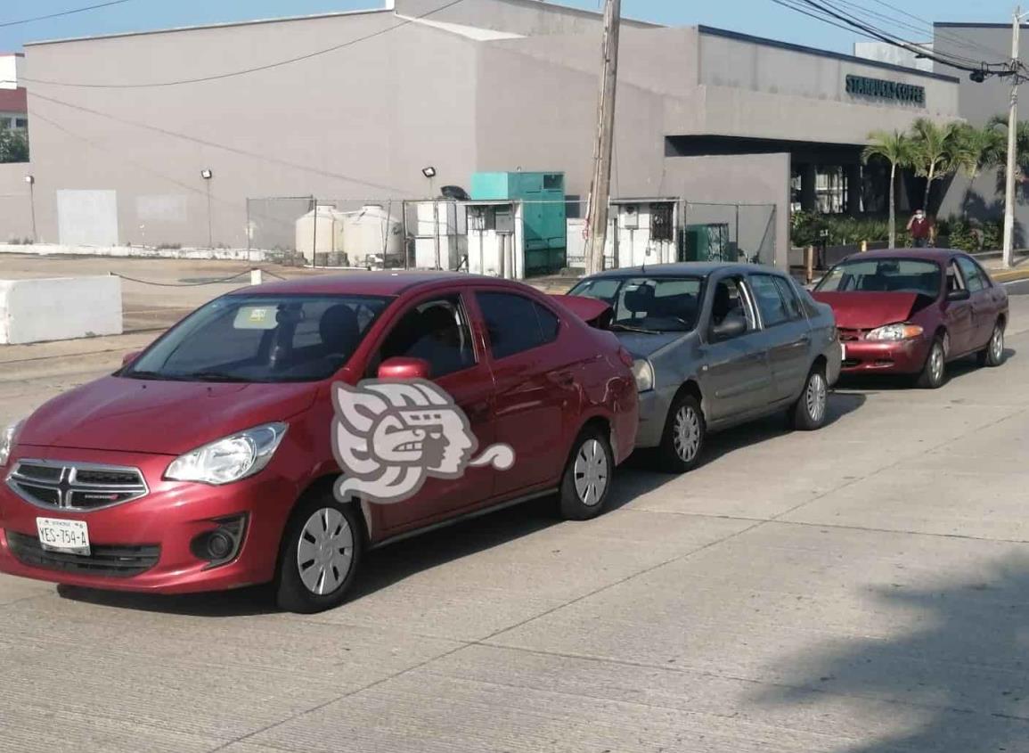 Carambola entre 3 vehículos provoca caos vial en Avenida Universidad