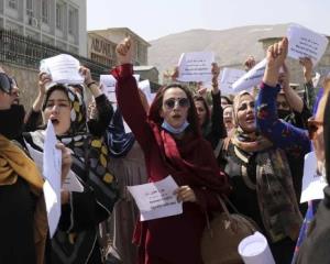 Decenas de mujeres en Kabul exigen a talibanes que respeten sus derechos