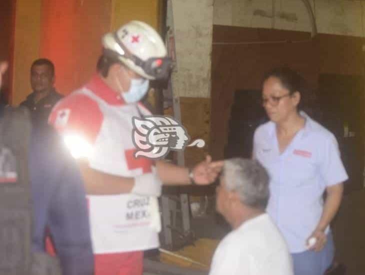 Trabajador lesionado tras caerle cortina metálica en Veracruz