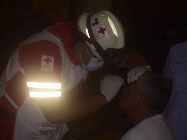Trabajador lesionado tras caerle cortina metálica en Veracruz