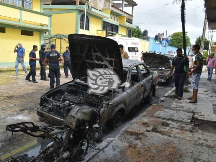 Tres vehículos calcinados tras caer cableado de alta tensión en Texistepec