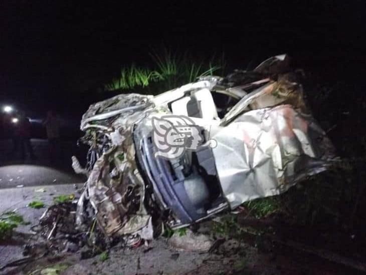 Cae a barranco automóvil en Yecuatla