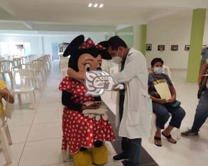 Minnie Mouse se vacuna contra el Covid-19 en Nanchital