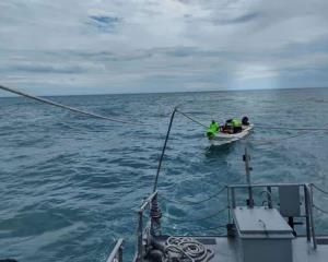 Rescatan a tres pescadores extraviados en Cazones