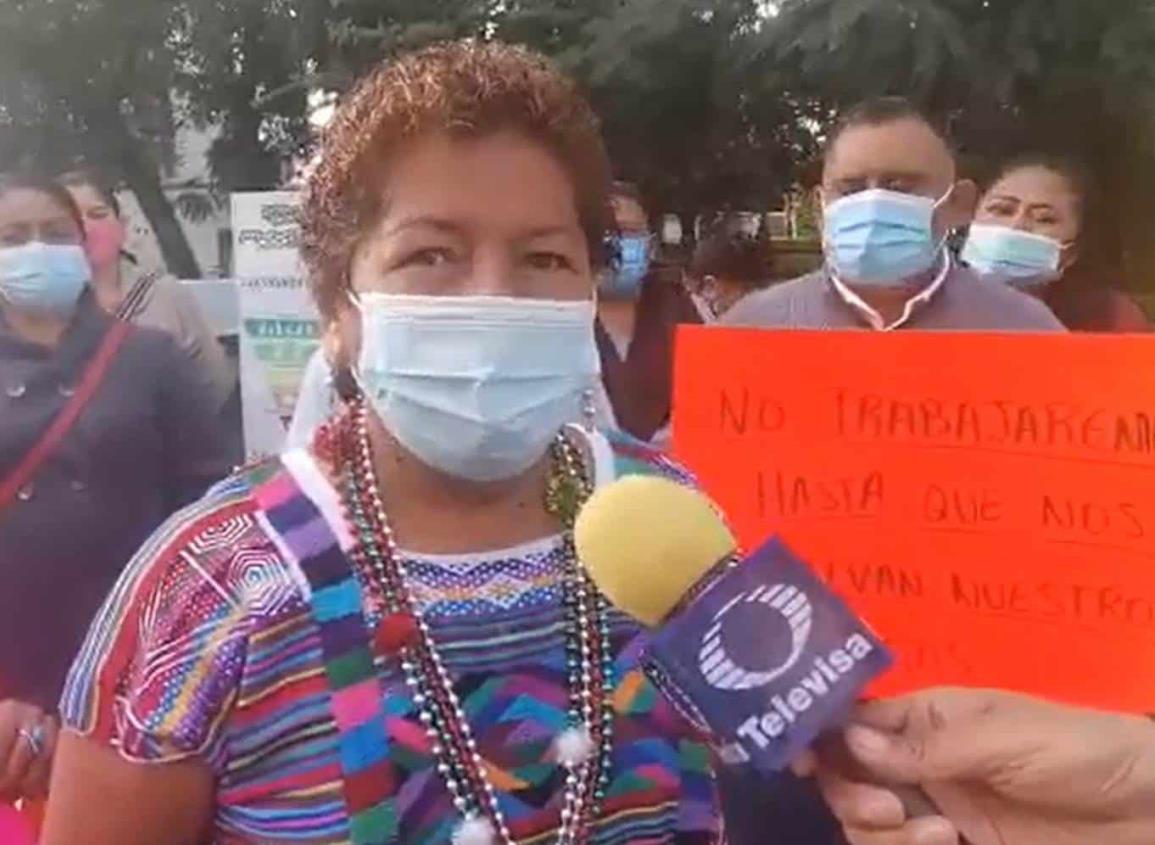 Protestan en Xalapa maestros del Valle de Uxpanapa por retención de pagos