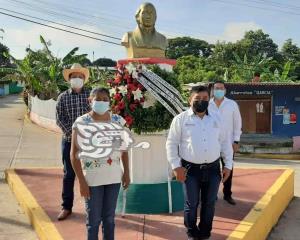 Colocan ofrenda floral en Moloacán por aniversario de la Independencia
