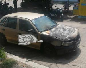 PC y Bomberos controlan incendio de vehículo en Coatzacoalcos