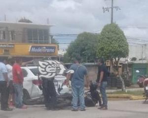 Moto-patrullero se impacta contra vehículo en bulevar de Minatitlán