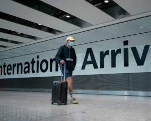 Viajeros de México saldrán de ‘lista roja’ por covid de Reino Unido