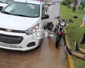 Moto impacta auto en avenida Instituto Tecnológico de Minatitlán