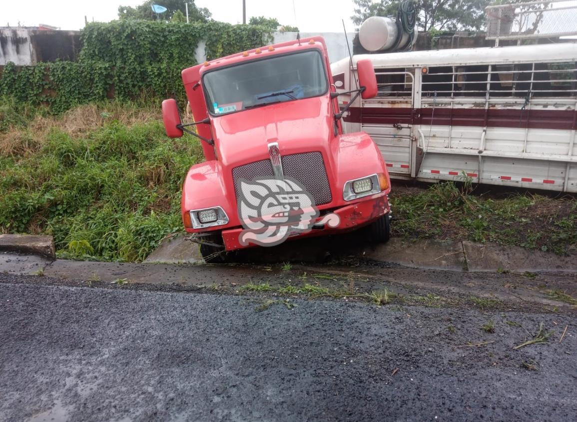 Tracto-camión quedó fuera de la autopista Cosoleacaque-Acayucan