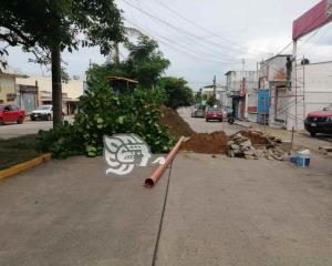 Cierran circulación en la avenida Hidalgo; Cambian tubería dañada