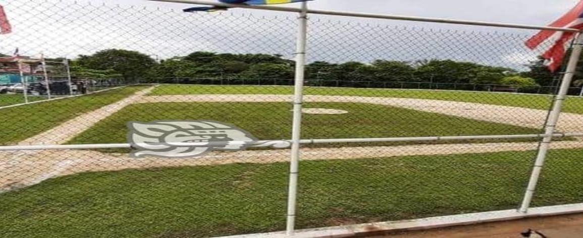 Reinauguran el campo de softbol “Adán del Ángel Reyes”