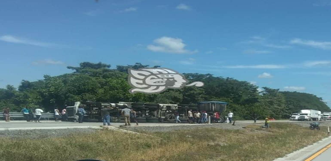 Volcadura de tráiler provoca cierre de la autopista Boca del Río-Córdoba