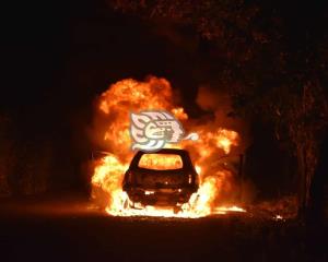Taxista ileso tras quema de vehículo en la Acayucan-Soteapan